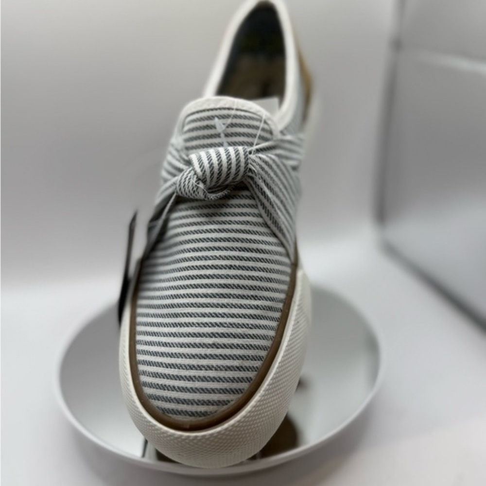 Tommy Bahama Women's Gray and white Striped Sneakers size 8.5